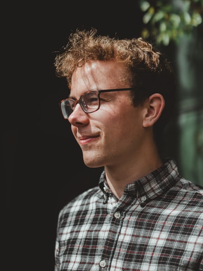 Wearing dark glasses and black and white plaid shirt buttons of men
